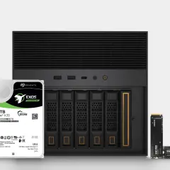 En server med plats för flera hårddiskar, två 20TB Seagate Exos-diskar och två Samsung SSD-enheter. Enorm lagringskapacitet, varje megabyte räknas.