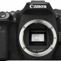 En närbild av en Canon EOS 90D kamera, redo för ett test.