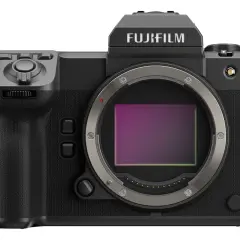 Svart Fujifilm GFX-kamera med synlig sensor och objektivfattning. Perfekt för professionella fotografer.