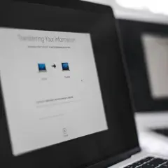 Processen att byta dator är igång. Information överförs från en Mac till en annan.