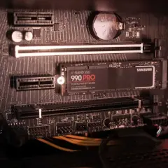 Samsung 990 PRO SSD monterad på ett moderkort, redo för snabb dataöverföring och effektiv ssd trim.