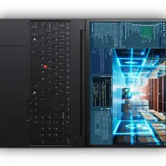 Svart laptop med tangentbord och skärm som visar kod och ett lager med lådor. En funktion för hot swap kan vara användbar för snabba byten.