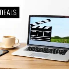 Laptop med filmklippstavla på skärmen, kaffe, mobil och en planta. Perfekt för att skapa insta reels med brand deals.