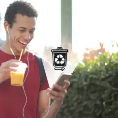 Glad kille med hörlurar och juice dricker ur sin mobil, en ikon för papperskorgen android syns.