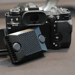 Fujifilm X-H2 med en fläktmodul framför.