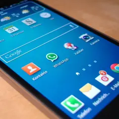 En Android-mobil med appar som Google, WhatsApp och Chrome. Dags att rensa mobilen Android från gamla filer och appar för bättre prestanda.