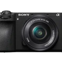 Svart Sony a6700 systemkamera med objektivet E 16-50mm f/3.5-5.6 PZ OSS. Perfekt för att fånga dina äventyr.