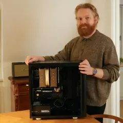 Man visar upp sin dator med ny applicerad thermal paste svenska.
