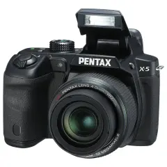 Svart Pentax X5 kamera med utfälld blixt och zoomobjektiv. Perfekt för att fånga dina minnen.