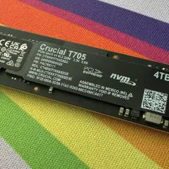 En 4TB Crucial T705 PCIe SSD med en M.2-formfaktor, redo för blixtsnabb dataöverföring.