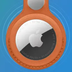 Orange AirTag med Apple-logotypen. Enkel att byta batteri på.