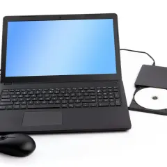 Svart laptop med en extern dvd-enhet och en skiva bredvid. En mus är ansluten till datorn.