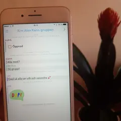 En iPhone visar en chattgrupp med namnet "Kim Alex Karin-gruppen". Chattmeddelanden visar hur man kan skapa sms grupp iPhone och android.