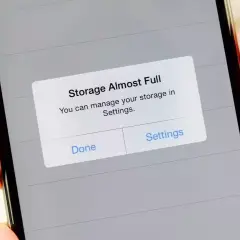 Varning på en iPhone: "Lagringsutrymme nästan fullt". Du kan hantera ditt lagringsutrymme i Inställningar.