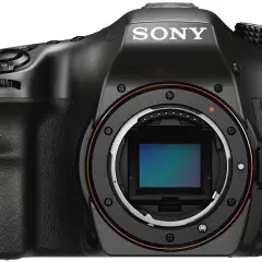 Svart systemkamera, Sony a68, med objektivfattning och sensor synlig.