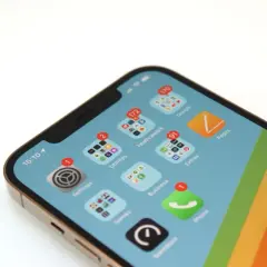 En iPhone med många notifikationer. Kanske dags att starta om mobilen för att få lugn och ro bland apparna.