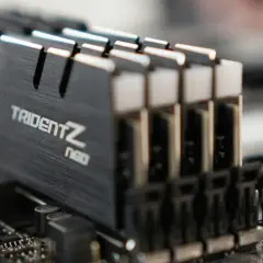 Datorns minne, Trident Z Neo RAM-moduler, sitter i sina platser på moderkortet.