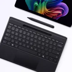 Svart tangentbord och penna för en Surface Pro med en färgglad bakgrund på skärmen.