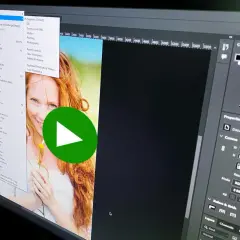 Lär dig grunderna i en gratis photoshop kurs. Bilden visar ett fönster med en kvinna och en meny för att anpassa arbetsytan.
