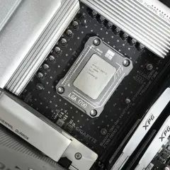Datorns inre med ett nytt moderkort, redo för att byta moderkort. CPU:n sitter på plats på Z790-moderkortet.