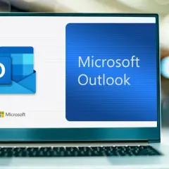 En laptop visar Microsoft Outlook-logotypen och texten "Microsoft Outlook". En ny outlook för din digitala kommunikation.