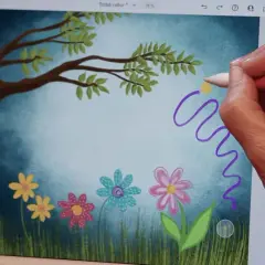 Handen skapar en magisk virvel med en penna i Adobe Fresco, över en bild av en drömsk äng med blommor och träd.