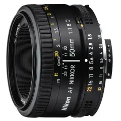 Ett Nikon F objektiv, AF NIKKOR 50mm 1:1.8 D, med fokus- och bländarringar.