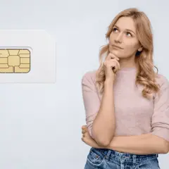 Kvinna funderar på att flytta simkort till ny mobil.
