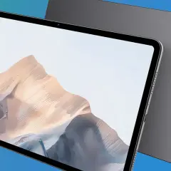 En grå surfplatta med en bild av ett berglandskap på skärmen. Den har en AI-kamera på baksidan, liknande en **ipad android**.