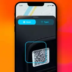En Samsung-telefon visar en app för att skanna QR-kod. En QR-kod är inramad för att visa hur man skannar.