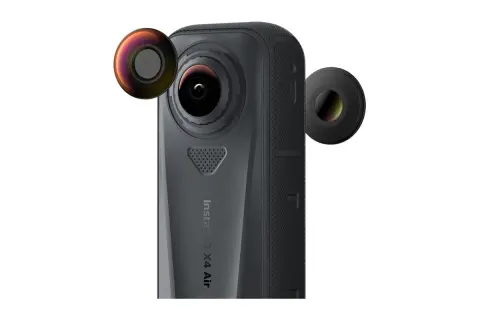 En Insta360 X4 Air-kamera med två linser som svävar bredvid.
