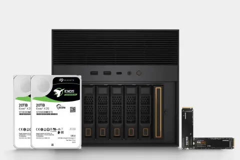 En server med plats för flera hårddiskar, två 20TB Seagate Exos-diskar och två Samsung SSD-enheter. Enorm lagringskapacitet, varje megabyte räknas.