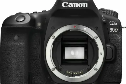 En närbild av en Canon EOS 90D kamera, redo för ett test.
