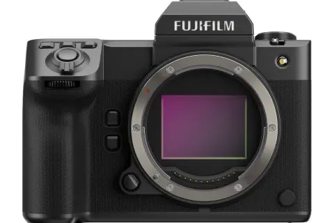 Svart Fujifilm GFX-kamera med synlig sensor och objektivfattning. Perfekt för professionella fotografer.