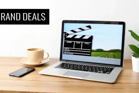 Laptop med filmklippstavla på skärmen, kaffe, mobil och en planta. Perfekt för att skapa insta reels med brand deals.