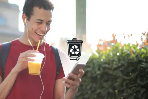 Glad kille med hörlurar och juice dricker ur sin mobil, en ikon för papperskorgen android syns.