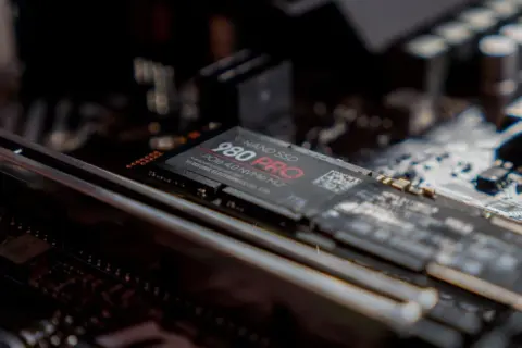En Samsung 980 PRO SSD med PCIe 4.0-gränssnitt sitter monterad på ett moderkort, redo för snabb dataöverföring.