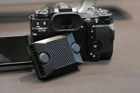 Fujifilm X-H2 med en fläktmodul framför.