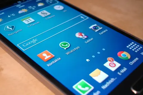 En Android-mobil med appar som Google, WhatsApp och Chrome. Dags att rensa mobilen Android från gamla filer och appar för bättre prestanda.