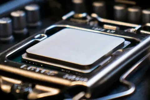 En processor, även kallad CPU, är datorns hjärna. Här sitter den på ett moderkort, redo att utföra beräkningar.