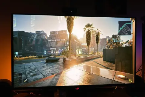En solig stadsgata i Cyberpunk 2077, med palmer och neonljus. HDR vs SDR ger en otrolig detaljrikedom.
