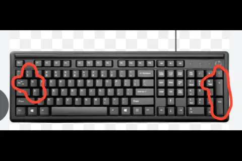 Svart tangentbord, liknande ett Xbox tangentbord, med röda markeringar runt WASD-tangenterna och numeriska tangentbordet.
