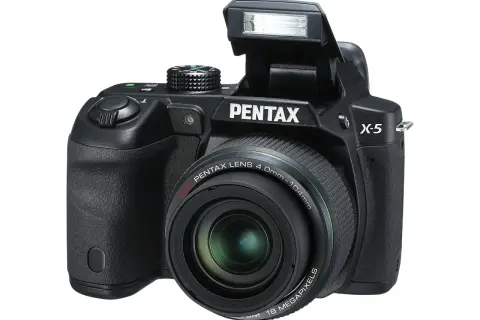 Svart Pentax X5 kamera med utfälld blixt och zoomobjektiv. Perfekt för att fånga dina minnen.