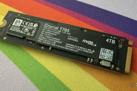 En 4TB Crucial T705 PCIe SSD med en M.2-formfaktor, redo för blixtsnabb dataöverföring.