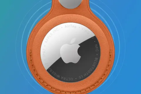 Orange AirTag med Apple-logotypen. Enkel att byta batteri på.