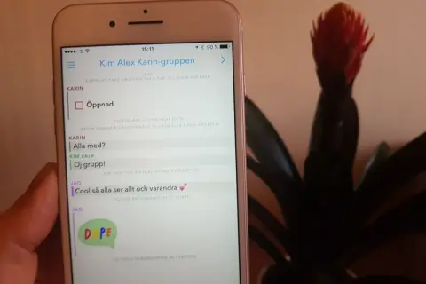 En iPhone visar en chattgrupp med namnet "Kim Alex Karin-gruppen". Chattmeddelanden visar hur man kan skapa sms grupp iPhone och android.