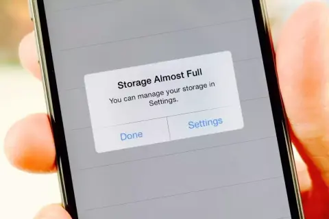 Varning på en iPhone: "Lagringsutrymme nästan fullt". Du kan hantera ditt lagringsutrymme i Inställningar.