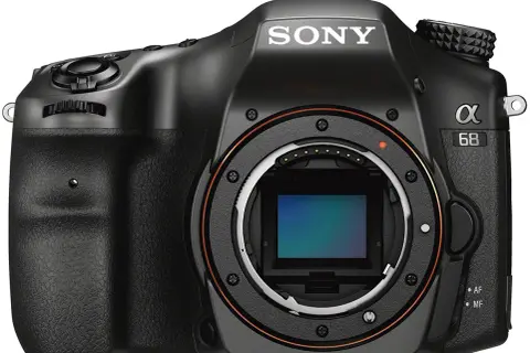 Svart systemkamera, Sony a68, med objektivfattning och sensor synlig.