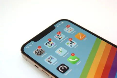 En iPhone med många notifikationer. Kanske dags att starta om mobilen för att få lugn och ro bland apparna.