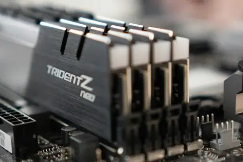 Datorns minne, Trident Z Neo RAM-moduler, sitter i sina platser på moderkortet.